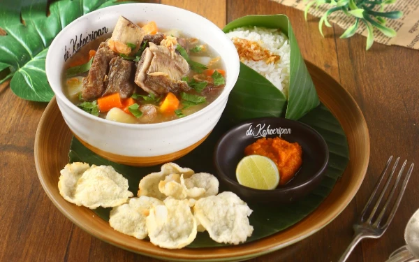 Foto Satu porsi Nasi Sup Iga yang lezat dan menjadi menu andalan di De Kahoeripan Resto Malang. (Foto: De Kahoeripan Resto for Ketik.com)