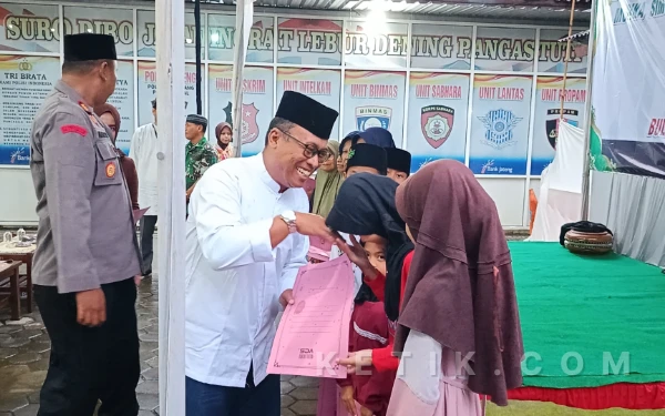 Foto Camat Comal, M. Maksum memberikan santunan kepada anak yatim (Foto: Slam/ketik.com)