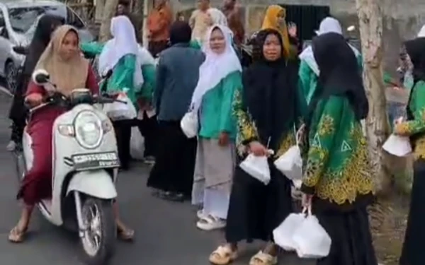 Foto Pembagian takjil bagi yang diserahkan PAC Fatayat dan IPNU IPPNU Manding ( foto : Masjafan for KETIK )
