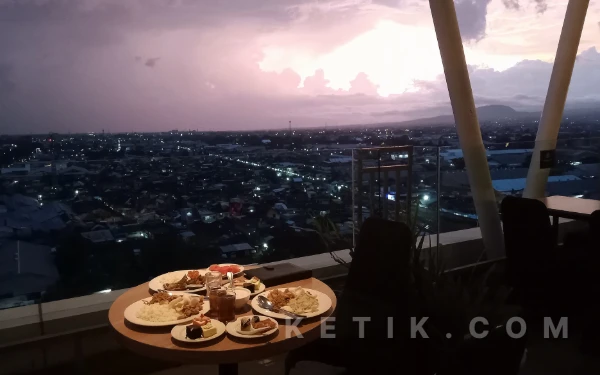 Foto Suasana syahdunya senja yang bisa dirasakan ketika berbuka puasa di Ascent Premiere Hotel Malang. (Foto: Aliyah/Ketik.com)