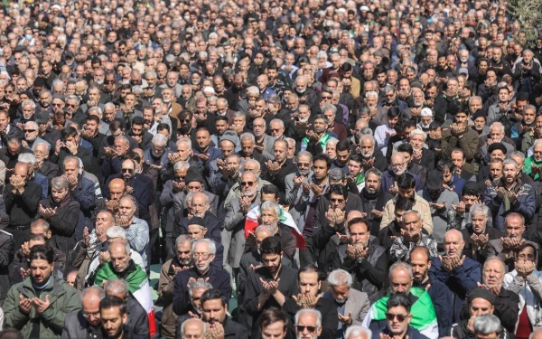 Foto Warga Iran berkumpul di Teheran melaksanakan Salat Jumat dan menyerukan anti AS dan Israel, 6 Maret 2026. (Foto: Majid Asgaripour/WANA)