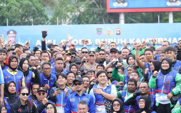 Foto Kapolri Jenderal Polisi Drs. Listyo Sigit Prabowo bersama ribuan ojol dan buruh dalam rangka Apel bersama, di Stadion Bumi Sriwijaya, Kota Palembang, Sabtu 8 Maret 2026 (Foto : Yola/Ketim.Com)