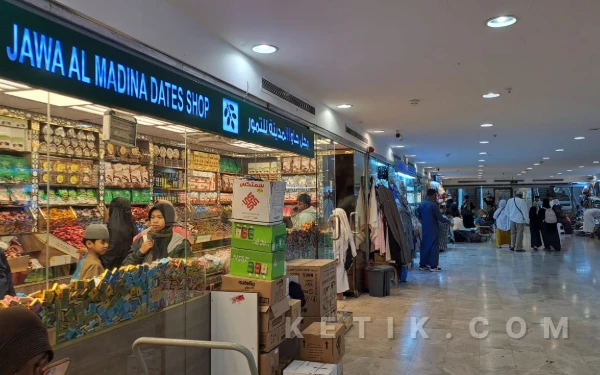 Foto Satu potret dari sudut kota Madinah, Sabtu 9 Februari 2026, menceritakan kisah ketenangan yang kontras dengan berita peperangan. Di toko-toko seperti Jawa Al Madina, aktivitas perdagangan tetap berdenyut kencang. 
(Foto: Mira/Ketik.com)