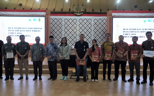 Foto Wali Kota Yogyakarta, Hasto Wardoyo, resmi menyerahkan SPPT PBB-P2 tahun 2026 kepada perwakilan kelurahan dan wajib pajak di awal tahun ini. Kabar baiknya, SPPT tahun ini sudah dilengkapi QRIS Dinamis (QRISNA), jadi bisa bayar pajak kapan saja dan di mana saja semudah belanja online. (Foto: Pemkot Yk for Ketik.com)