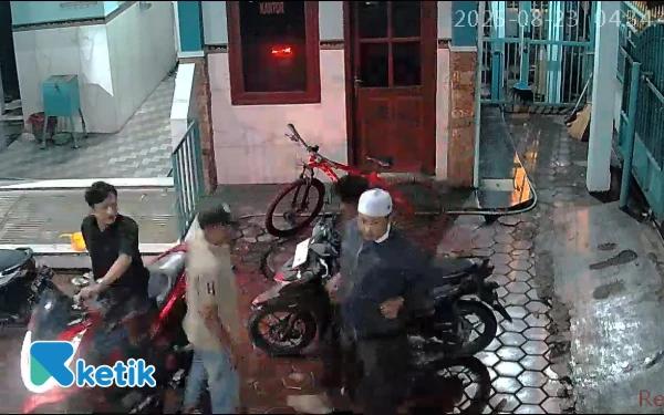 Foto Komplotan pelaku saat mencuri 2 sepeda motor ( Foto:  Capture video cctv/Sholahudin/Ketik)