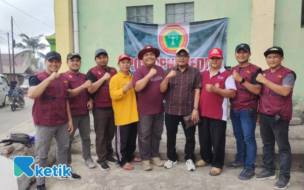 Foto DPD PPNI Kabupaten Bondowoso melalui Bapena mengirimkan bantuan hasil penggalangan donasi dari komunitas perawat di Bondowoso bagi warga terdampak erupsi Gunung Semeru. Bencana yang mengguncang Desa Supit Urang, Kecamatan Pronojiwo, Kabupaten Lumajang, 30 November 2025. (Foto: Haryono/Ketik.com)