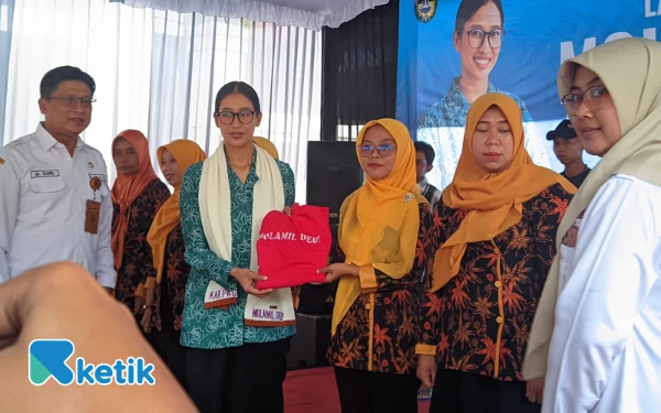 Foto Penyerahan rompi untuk kader Molamil Papa oleh Ketua Tim Penggerak PKK. Disusul dengan pemberian rompi, bingkisan dan buku KIA (Kesehatan Ibu dan Anak) kepada puluhan ibu hamil yang hadir. (Foto: Al Ahmadi/Ketik)