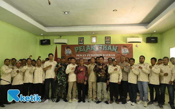 Foto Foto bersama Pengurus Dewan Pimpinan Daerah (DPD) Tani Merdeka Indonesia Kabupaten Bondowoso. (Foto: Haryono/Ketik)
