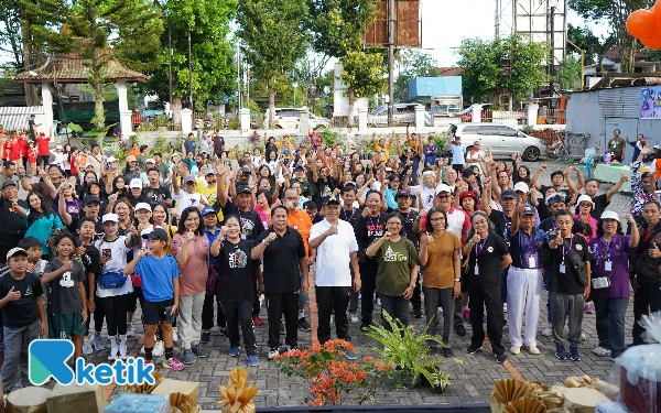 Foto Peserta foto bersama Bupati Bondowoso Abdul Hamid Wahid. (Foto: Haryono/Ketik)