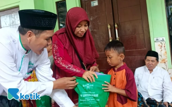 Foto Ketua Ranting NU Lenteng Barat K. M. Syukran Hamidy saat menyerahkan bingkisan. (Foto: Ach. Suni/Ketik.com)