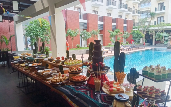 Foto Kafe Kulalabar and Teras yang menghadap kolam renang di Hotel Santika Premiere Malang. (Foto: Aliyah/Ketik)