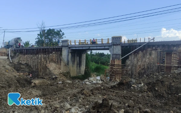 Foto Proyek rehabilitasi jaringan irigasi Dinas PU SDA Prov.Jatim unit Pengelola PU SDA Bojonegoro di Wilayah Kening  Desa Wangluwetan, Kecamatan Senori,Kabupaten Tuban, 14 Juli 2025. (Foto: Ahmad Istihar/Ketik)