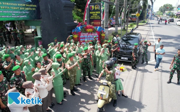 Foto Kodim 0809/Kediri menggelar tradisi lepas sambut Komandan Distrik Militer (Dandim) di Markas Kodim 0809/Kediri, Jalan Ahmad Yani Kelurahan Banjaran, Kecamatan Kota, Kota Kediri, Selasa 30 Desember 2025. (Foto : Kodim 0809 Kediri for Ketik).