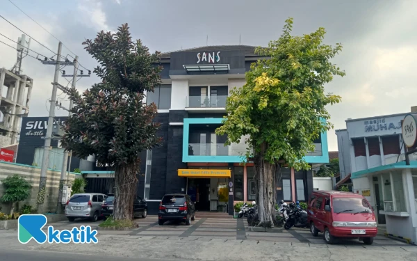 Foto Pemandangan Hotel Sans Fif Fa Syariah Premier Malang dari depan. (Foto: Aliyah/Ketik)