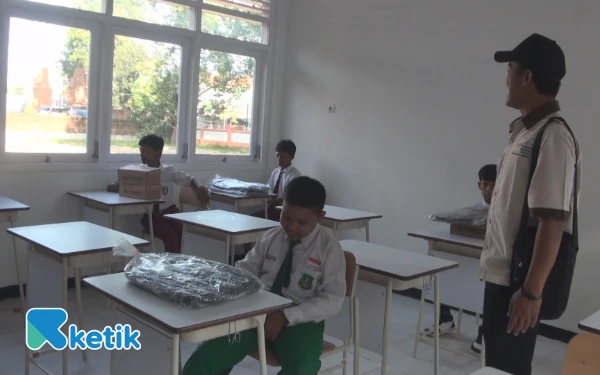 Foto Calon siswa sekolah rakyat menempati bangku di kelas (Foto: Sholahudin/Ketik)