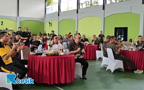 Foto Komandan Korem 044/Garuda Dempo, Brigjen TNI Adri Koesdyanto,  saat membagikan doorprize dalam acara olahraga bersama dengan para jurnalis, di GOR Korem 044/Garuda Dempo, Kamis 18 Desember 2025 (Foto : Yola Dwi Rosdiana/Ketik)