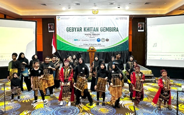 Foto Penampilan angklung yang mengawali kegiatan Khitan Massal di Mercure Surabaya Grand Mirama pada tanggal 30 November 2025. (Foto: Mercure Surabaya Grand Mirama for Ketik.com)