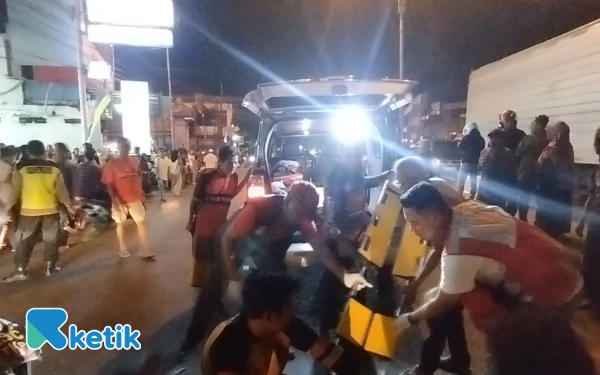 Foto Proses evakuasi oleh tim Relawan PMI Kabupaten Mojokerto (Foto: Sholahudin/Ketik)