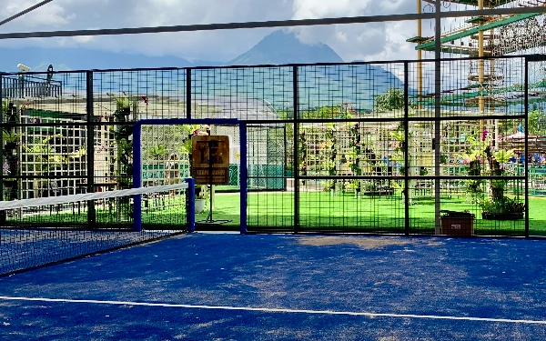 Foto Pemandangan pegunungan Kota Batu yang bisa dinikmati dari lapangan padel Senyum World Hotel. (Foto: Dafa Wahyu Pratama/Ketik.com)