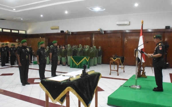 Foto Suasana khidmat saat Brigjen TNI Bambang Sujarwo (kanan, berdiri di podium) memimpin upacara Tradisi Korps dan Serah Terima Jabatan, Rabu 15 Oktober 2025 di Aula Sugiyono, Makorem 072/Pamungkas, Yogyakarta. (Foto: Penrem 072/Pmk for Ketik.com)