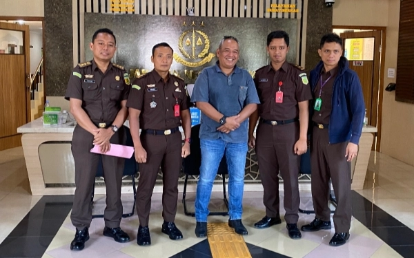 Foto Buron 14 tahun, Ciptadi Haryo Prabowo alias Dimas (tengah) di apit Tim Tabur Kejati DIY dan
Jaksa eksekutor Kejari Sleman. (Foto: Penkum Kejati DIY for Ketik)