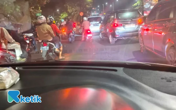 Foto Suasana tegang saat Intan menembus kemacetan imbas demonstrasi. (Foto: Intan for Ketik)