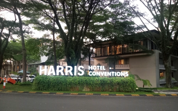 Foto View HARRIS Hotel & Conventions Malang dari depan. (Foto: Aliyah/Ketik.com)