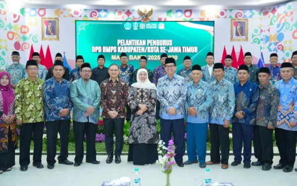 Foto Gubernur Khofifah (tengah) bersama para pengurus DPD MBPS Kota/Kabupaten se-Jawa Timur. (Foto: Biro Adpim Pemprov Jatim)