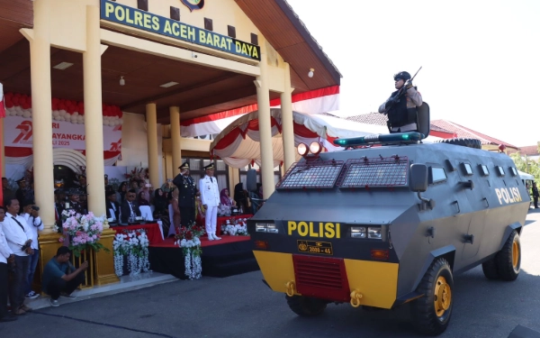 Foto Kendaraan barakuda Polisi turut dihadirkan pada upacara peringatan Hari Bhayangkara ke-79 di Mapolres Abdya, Blangpidie, Selasa, 1 Juli 2025. (Foto: T. Rahmat/Ketik)