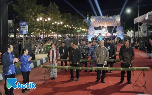 Foto Simbolis pemukulan alat musik ronthek oleh Bupati Pacitan Indrata Nur Bayuaji bersama pejabat lainnya dalam opening Festival Ronthek Pacitan 2025. (Prokopim for Ketik)