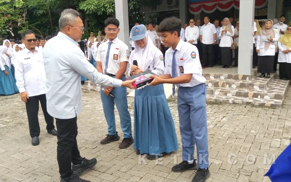 Foto Menko Pangan Zulhas menyerahkan smartphone kepada 3 siswa yang berani maju dan menjawab pertanyaan.  (Foto : Sutejo, Rc/Ketik.com)