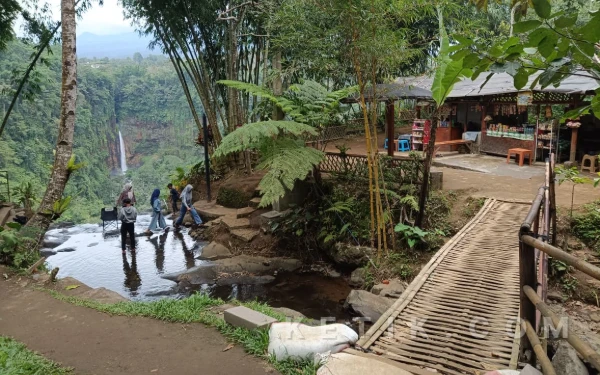 Foto Suasana di sekitar spot panorama Air Terjun Kapas Biru. (Foto: Fisca/Ketik.com)