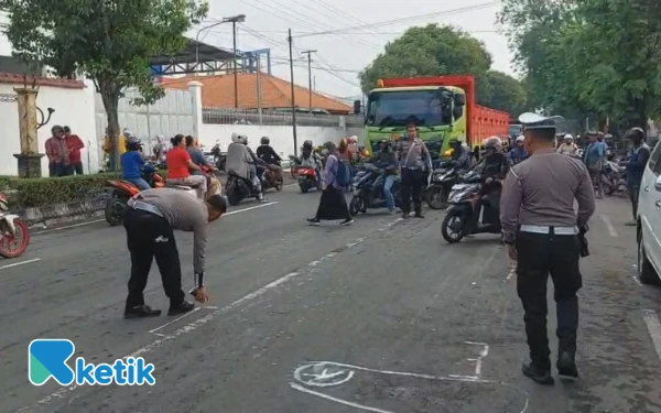 Foto Petugas Unit Gakkum Satlantas Polres Mojokerto lakukan olah TKP (Foto: Sholahudin/Ketik)