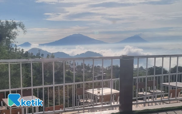 Foto Definisi jendela kamar terbaik: bingkai alami lautan awan di padu udara sejuk, segar alami. Hanya ada di sini, rasakan sendiri ketenangan di kabin lereng Sumbing. (Foto: Fajar Rianto/Ketik.com)