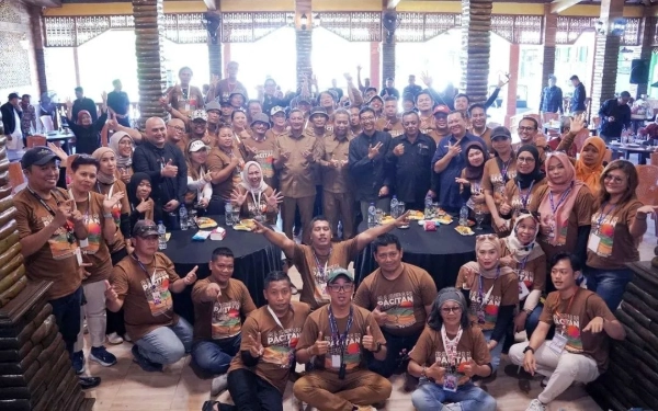 Foto Bupati Pacitan Indrata Nur Bayuaji berfoto bersama para peserta Pacitan Tourism Explore 2025 yang datang dari berbagai daerah di Jawa, Madura, dan sekitarnya. (Foto: Prokopim Pacitan)