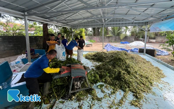 Foto Anggota dari Polairud Polda Sumsel saat memproduksi pupuk eceng gondok Senin 15 Desember 2025 (Foto: Yola/Ketik.com)