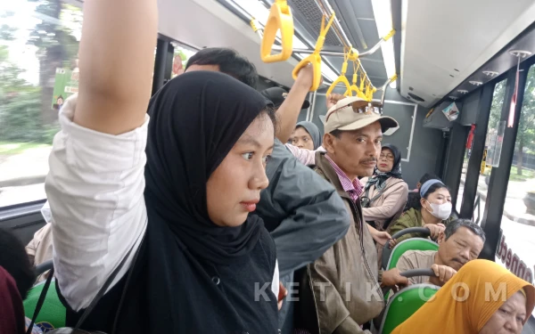 Foto Suasana TransJatim yang penuh dengan penumpang pada 4 Januari 2026. (Foto: Aliyah/Ketik.com)
