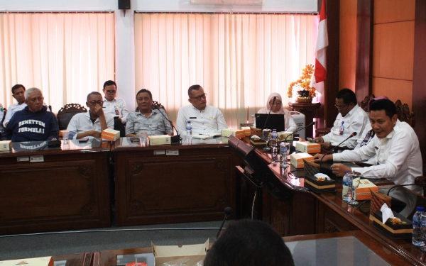 Foto Bupati Sidoarjo Subandi (kanan) mendengarkan dan menjawab aspirasi para aktivis di Opsroom Kantor Bupati Sidoarjo. (Foto: Fathur Roziq/Ketik.com)