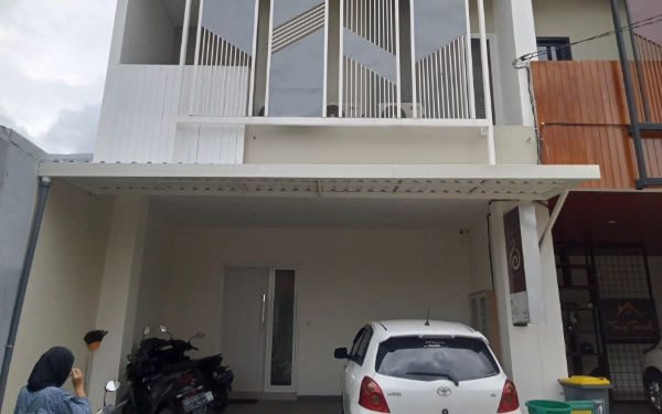 Foto View rumah kos Orca Angsa Living tampak depan. (Foto: Aliyah/Ketik.com)