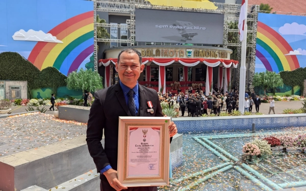 Foto General Manager Hotel ASTON inn Batu, Didik Rocki Wahnoyo dengan penghargaan Hakaryo Guno Mamayu Bawono pada Jumat, 17 Oktober 2025. (Foto: Dok. hotel ASTON inn Batu)