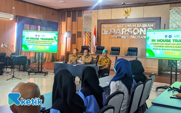Foto Sesi pembukaan In House Training oleh manajemen RSUD dr. Darsono Pacitan, sebagai bentuk dukungan terhadap peningkatan kapasitas petugas cleaning service dalam menjaga lingkungan rumah sakit yang bersih, aman, dan nyaman. (Foto: Al Ahmadi/Ketik)