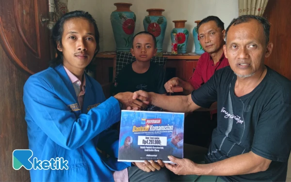 Foto Penyerahan bantuan kepada keluarga penderita kerusakan otak, Farell Bastian Alfaruq. (Foto: Al Ahmadi/Ketik)