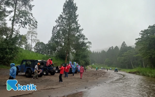Foto Pemandangan pengunjung off-road Coban Talun di aliran sungai Brantas. (Foto: Aliyah/Ketik.com)