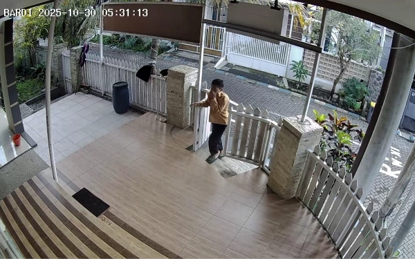 Foto Terduga pelaku pencurian kotak amal terekam kamera pengawas CCTV di Musala Ar-Rahmah, Vila Bukit Tidar, Kota Malang. (Foto: Takmir Musala Ar-Rahmah Vila Bukit Tidar)