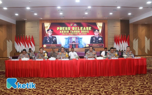 Foto Kapolda Sumatera Selatan Irjen Pol Andi Rian R Djajadi saat memaparkan langsung capaian kinerja operasional Polda Sumsel periode Januari hingga Desember 2025, Rabu 31 Desember 2025 (Foto : Yola/Ketik.Com)