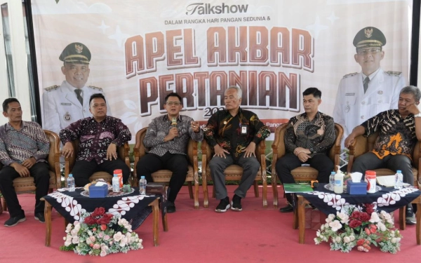 Foto Wabup Danang Maharsa (pegang mic) memimpin Talkshow sebagai bagian dari Peringatan Hari Pangan Sedunia. Forum strategis untuk merumuskan masa depan pangan dan memastikan inovasi sampai ke tingkat petani. (Foto: Prokompim Sleman for Ketik.com)