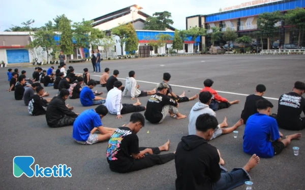 Foto puluhan pemuda yang diamankan kepolisian selesai konvoi arak arakan di jalan raya di wilayah Kabupaten Tuban, 21 September 2025. (Foto: Ahmad Istihar/Ketik)