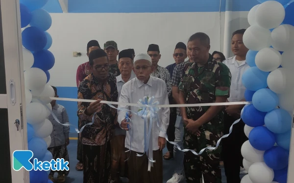 Foto Mitra dapur SPPG Lajokidul Singgahan saat gunting pita (Foto: Ahmad Istihar/Ketik)