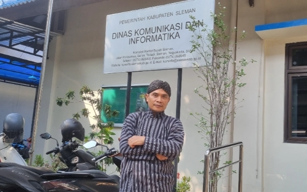 Foto Kepala Dinas Kominfo Sleman, Budi Santoso, memastikan kesiapan dukungan infrastruktur digital untuk mengawal prosesi Labuhan Ageng Merapi 2026. Menindaklanjuti arahan Bupati Sleman, pihaknya menyiapkan fasilitas Wi-Fi di area strategis guna memutus kendala sinyal (blank spot) demi kelancaran koordinasi petugas dan publikasi tradisi sakral ini secara real-time. (Foto: Fajar R/Ketik.com)