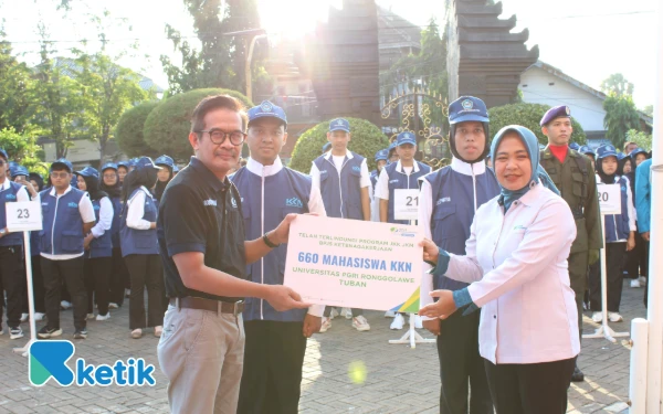 Foto Rektor Dr. Warli, M.Pd saat melepas peserta mahasiswa KKN di halaman kampus Unirow Tuban, 21 Juli 2025. (Foto: Ahmad Istihar/Ketik)